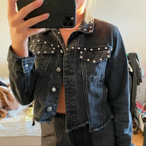 Jeansjacka strl 36 - Minns ej märket tyvärr! Köpte för flera år sedan och använt flitigt men har tröttnat lite nu :) hoppas någon annan kan få tycka om den 