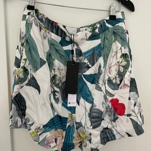 Tiger of Sweden shorts  - Shortsen är aldrig använda köpta för 4 år sedan. Prislapp finns kvar. Dom sitter pösigt och är väldigt ”flowiga”