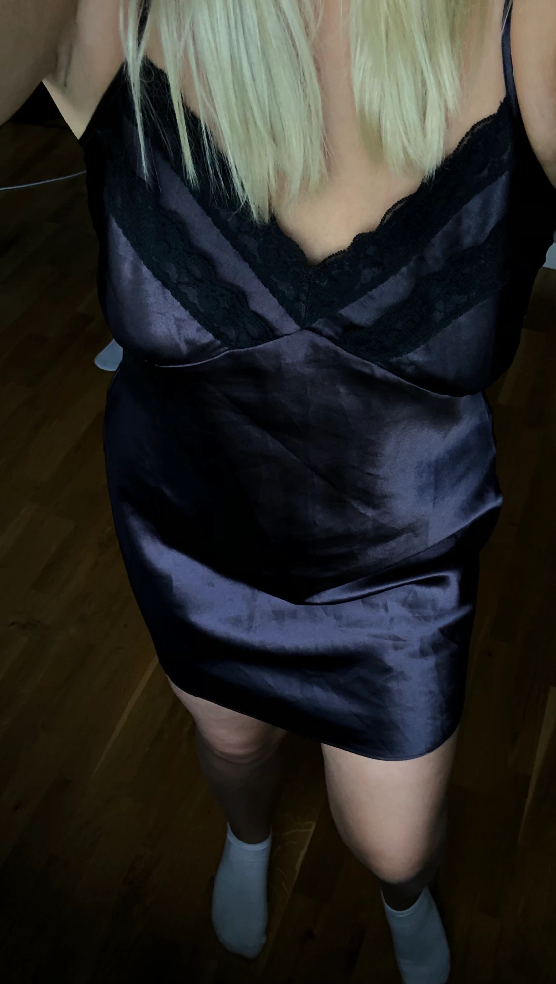 Svart satinklänning