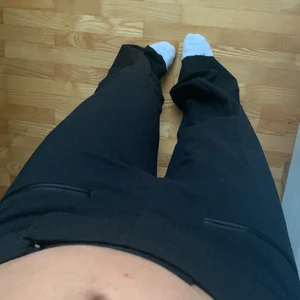 Lågmidjade kostymbyxor  - Fina lågmidjade svarta kostymbyxor😊😊långa för mig som är 160cm