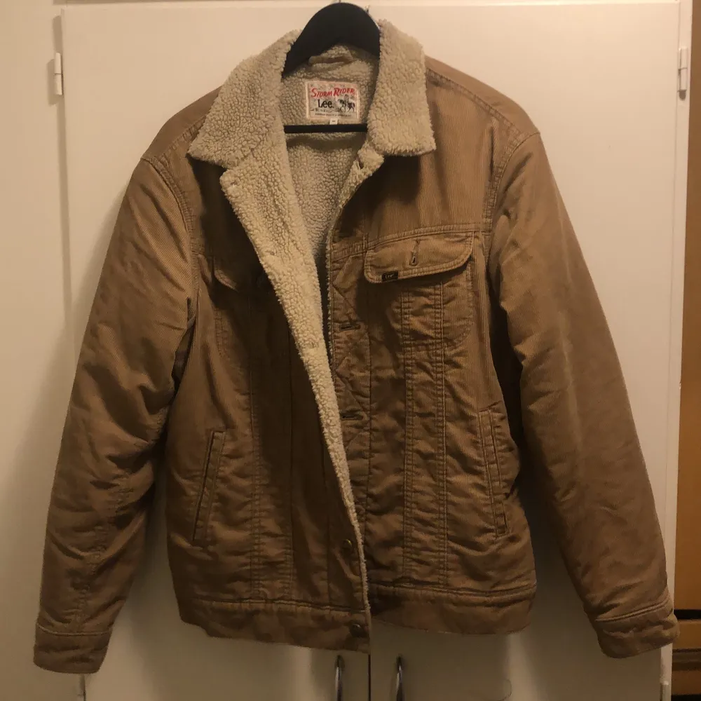 Vintage Lee jeans corduroy Storm rider jacket with little to no flaws. Perfect to have a ready for early autumn. Eny other questions feel free to dm. Jackor.