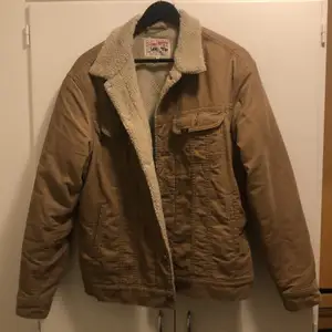 Vintage Lee jeans corduroy Storm rider jacket with little to no flaws. Perfect to have a ready for early autumn. Eny other questions feel free to dm