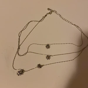 Blomster halsband - Silvrigt blomsterhalsband med 3 varv :)
