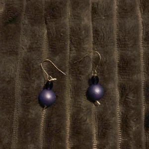 SIY örhängen - Örhängen som jag själv gjorde när jag var yngre, dock saknar de pluppar. Säljer för att jag själv inte har hål i öronen 😅 Pris och flera köp samtidigt kan lösas :)