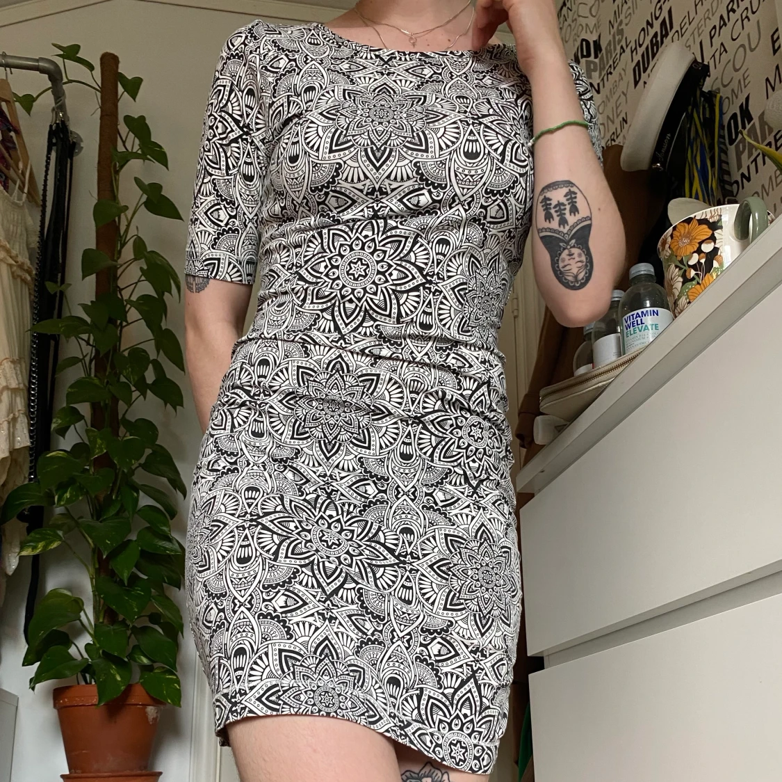 Svart- och vitmönstrad festklänning