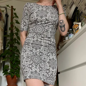 Svart- och vitmönstrad festklänning - Superskön svart- och vitmönstrad festklänning i stl S (sitter som M) från Kappahl.  Du som köper står för frakt, möts annars upp vid Stockholm City. 