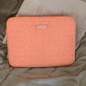 Datorfodral från Marc jacobs - Säljer mitt fina datorfodral från Marc jacobs. Passar vanliga Mac datorer, 13”. 