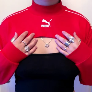 PUMA - topp - PUMA Avskuren topp i lysande röd färg med vita streck nedför armarna. - avskuren så fungerar över ex en klänning - aldrig använd