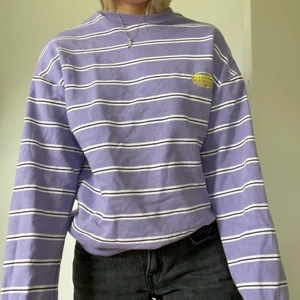Lila sweatshirt  - Sweatshirt från Junkyard, köparen står för frakten på 66kr 