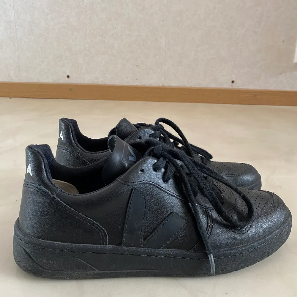Selling my vegan veja shoes because they fit a bit too tight for me. I used them like 3-4 times only so they are almost new. New price is about 1000sek. . Skor.