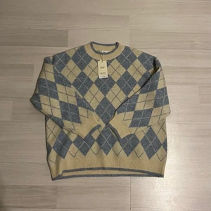 Blå och vit stickad tröja  - En oanvänd stickad tröja från mango i strl M. Nypris 399kr. Oversized modell.