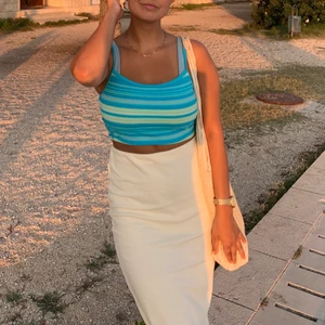 Vit långkjol - Krämvit långkjol från Nelly.com. Slits baktill (går att vrida så att slitsen är vid sidan istället). Fint skick!