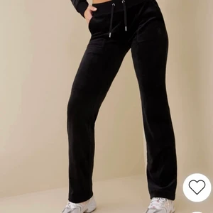 Juicy Couture Byxor - Säljer mina jättefina juicy i storlek XS då jag vill köpa ett par i mindre storlek, använda en del men inte slitna eller sönder nånstans🫶🏼 köparen står för frakten, kom priv för frågor!! Lägger upp igen pga av många ville köpa! ⚠️Tryck inte på köp nu⚠️ 