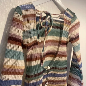 Klänning - Såååå snygg klänning🥺 köpt i butik, men insåg dagen efter jag flugit hem att den var alldeles för liten 😫😫 därav säljes den, mitt pris 250:- plus frakt spårbar 66:-, har Swish 😋