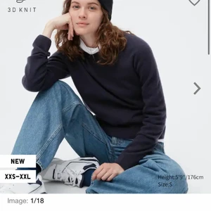 mörkblå kashmir tröja - säljer mörkblå kashmir tröja då den blivit för liten. skriv privat för fler bilder(köparen står för frakten)