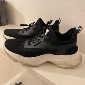 Steve madden sneakers - Storlek 40 men passar dig som har 39 dom är små i storleken, nästan helt nya. Hämtas i Gbg men kan även skicka