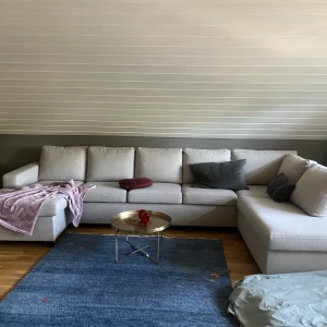 Crazy U soffa  - En Crazy U soffa från Trademax.  Har haft denna soffa i 1 månad men nu när jag flyttat till en ny lägenhet som e lite mindre måste den tyvärr säljas.  Jätte fin beige divan soffa och funkar utmärkt för chill kvällar hemma framför tv men samt en riktigt stor sällskaps soffa dessutom. Eftersom soffan är helt ny och fläckfri så vill jag ha 8500:- för den. Soffan köptes för 12000:-  Mått: bred: 345cm divan: 198cm höjd: 86cm