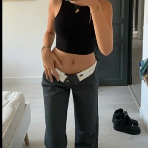 Dickies byxor - Super fina Dickies 874 byxor som tyvärr är alldeles för stora för mig. Jätte fint skick ser ut som nya. Kan mötas upp i Kalmar annars står köpare för frakt.  OBS: Lånade bilder!