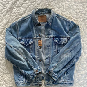Levis jeansjacka storlek L - Säljer min brorsas Levis jeansjacka i storlek L. Köpt på Beyond Retro och är knappt använd. Skriv om ni vill köpa eller ha fler bilder💞 Betalar ej frakt (66kr), annars kan vi mötas upp. Tar betalt via swish.