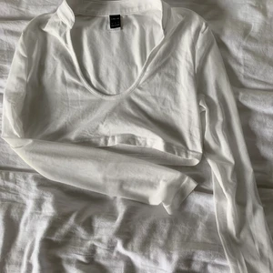 Crop top - En väldigt kort magtröja i bra skick, använd ett par gånger. Armarna är lite genomskinliga. 