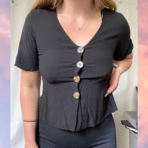 Sommarblus  - En jättefin sommarblus, lite tightare upptill men faller fint över armarna och under brösten. Tunt och mjukt material! Strl: 38. OBS! Cirkapris på frakten, kostnad kan tillkomma. 