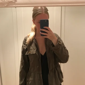 Grön vår jacka  - Jätte fin vår/höst jacka. Använd några få gånger. 