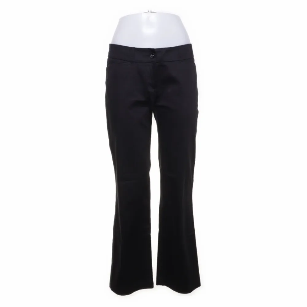 Snygga kostymbyxor köpa på Sellpy!💕 Säljer då de inte kommer till användning. Kontakta för fler bilder/frågor💗. Jeans & Byxor.
