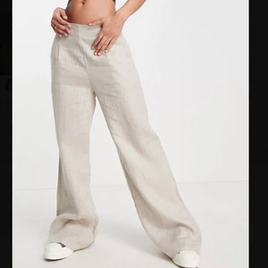 Beiga linnebyxor  - Superfina linnebyxor från märket Style Cheat köpta från ASOS. Aldrig använda, prislapp kvar. Nypris 549 kr. Passar bra på mig i längden som är 180. Skriv privat för fler bilder💕💕