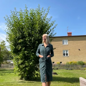 Snakeprinted mocka klänning - Köpt på NA-KD för nått år sen men använder den inte längre