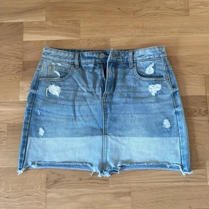 Jeanskjol storlek M - Kjolen är från märket vila och är i storlek M. Den är i relativt nytt skick, endast använd ett par gånger.