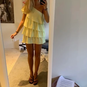 Klänning - KÖP DIRKET FÖR 350!! Finaste gula sommarklänningen som är helt slutsåld💛 storlek M men passar mig som är Xs-s 