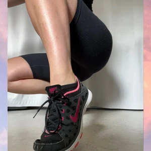 Nike training  - Träningsskor från Nike. Lämpar sig bäst för inomhusträning såsom gym, men funkar såklart ute. Är väldigt mjuka och sköna. Använt skick. Strl: små 39:or. OBS! Cirkapris på frakten, kostnad kan tillkomma. 