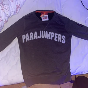 Parajumper tröja XS - En parajumper tröja andvänt i ca 2 veckor. 9/10 skick. Den är inte skadad på några ställen. Vill sälja den då jag inte vill andvända den längre.