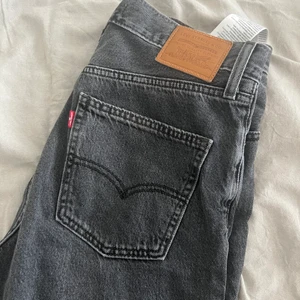 Levis jeans - Fina botcut jeans från Levin. Höjmidjade men sitter bra och har skönt material.