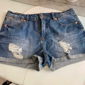 Nya jeans shorts slitningar stl 38 (M) stretch - Snygga stretchiga jeansshorts med kant och snygga slitningar. Färg: blå/vita Stlk:38 (M)
