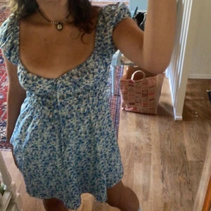 Na-kd kländning  -  En jättesöt blåa klänning från Na-kd som är unikt och väldigt bekväm, väldigt bra skick och kvalitet 