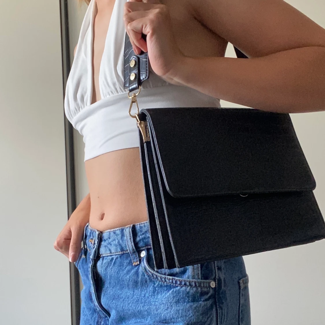 Svart väska med ormskinnsmönster - 90