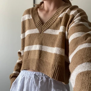 Beige stickad tröja  - Köparen står för frakten. Priset kan sänkas vid snabbt köp. Hör av dig vid frågor🤗