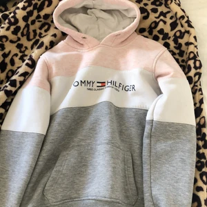 Tommy hilfiger hoodie - Säljer denna snygga Tommy Hilfiger hoodien då den inte kommer till andvänding. Kontakta om du är intresserad. Köpare står för frakt 🫶🏻