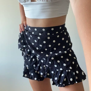 Prickig kjol med shorts under - Köparen står för frakten. Priset kan sänkas vid snabbt köp. Hör av dig vid fler frågor🤗