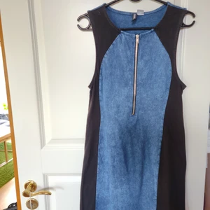 Klänning  - Kort klänning från märket Divided (från H&M) i storlek M (men funkar även som S). Jag är 170 cm lång. Hund finns i hemmet. 