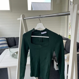 Långärmad topp från Zara  - Säljer denna superfina mörkagrön långärmad topp i storlek S från Zara då den inte kommit till användning💘 skriv vid frågor eller intresse 