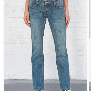 brandy melville jeans - superfina brandy melville jeans! nästan aldrig använda å i super fint skick. skriv för fler bilder eller frågor🤩 aktiverade budgivning då många var intresserade!