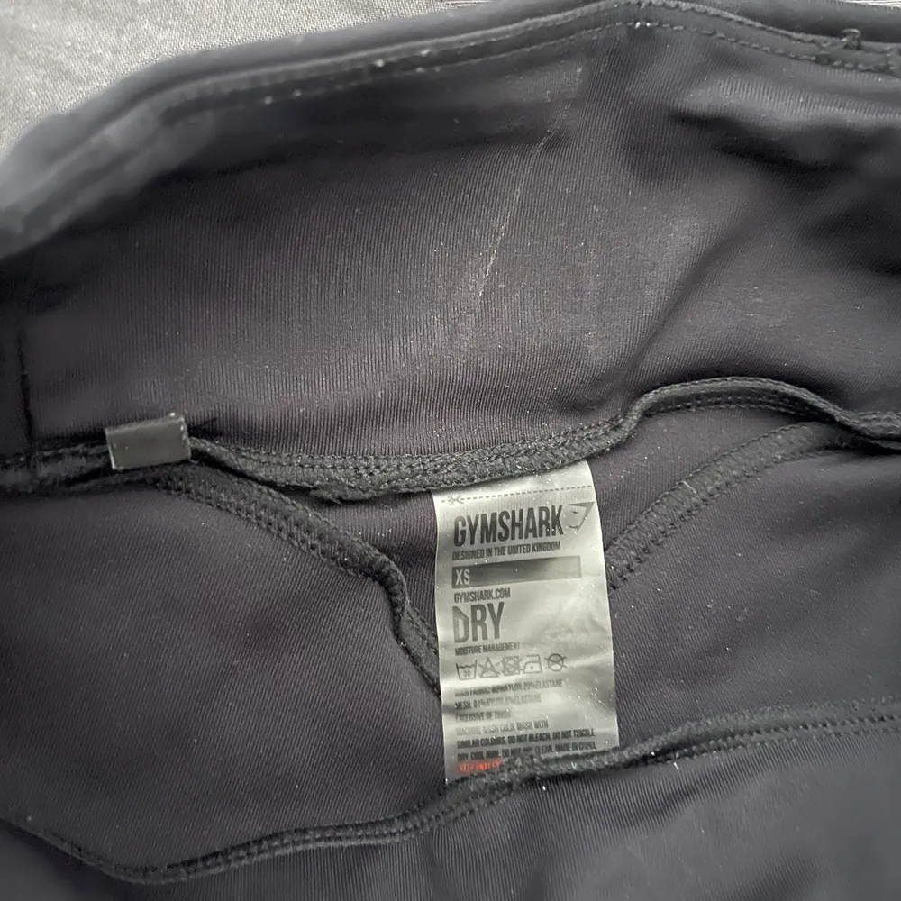 Jag säljer dessa svarta tights från gymshark, otroligt fint skick. Lite tunnare i materialet och är designad med hål på kanterna vid benen och ovanför rumpan. . Farkut & Housut.