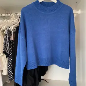 Säljer denna super snygga blå stickade tröja från hm som är så skön!❤️