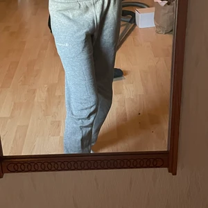 Gråa lågmidjade Champion mjukis  - Säljer mina Champion mjukis då de aldrig används längre. Väll använda men inga defekter. 