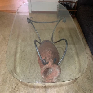 Vintage bord - Ett jätte fint bord som tyvärr vi inte kan behålla då vi har fått en valp som hoppar på bordet. Det är en terrakotta kruka som glaset ligger på och man kan även byta ut glaset. Den är vintage och väldigt lätt att ta hand om.