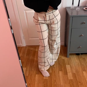 Byxa - Köp inte direkt! Super snygg vid byxa ifrån asos! Mid waist, väl använda men fortfarande i perfekt skick! pris kan diskuteras💕 (köparen står för frakt)