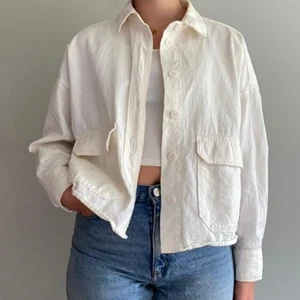 Monki - (Tryck inte ”köp nu” skriv istället till oss) Skjorta/sommarjacka från monki. Vitt med stora gräddvita knappar och rymliga fickor. Du betalar frakten