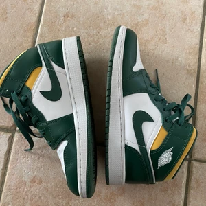 Air Jordan 1 Mid Sonics 2021 (GS) - till försäljning, använda max 5 ggr. Köpta på restocks för 1600kr  Tveka inte med att fråga något, först i kvarn då jag inte pallar starta budgivning:)
